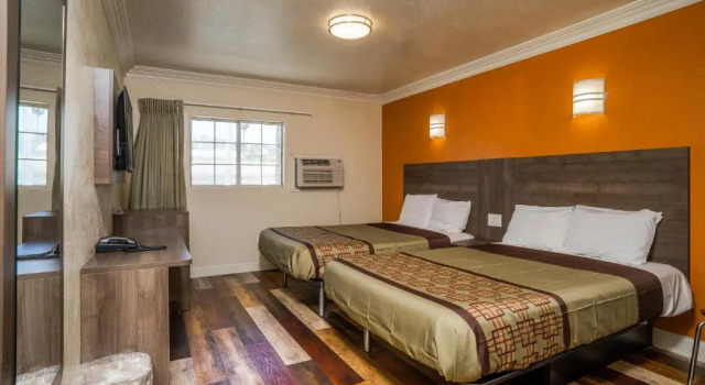 Четырёхместный номер Standard Economy Inn Hollywood