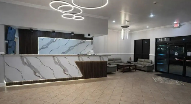 Express Inn & Suites, Забронировать Отель Гринвилл Dallas - Fort Worth Metropolitan Area, рядом с Муниципальное поле для гольфа McQuinney Howell в парке Райт