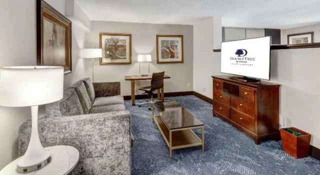Двухместная Studio Suite DoubleTree by Hilton Wichita Airport