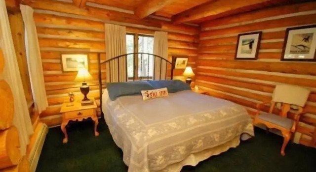 Lenawee Log Home 4 Bedroom Holiday home by Key to the Rockies