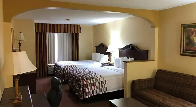 Четырёхместный люкс Red Roof Inn & Suites Chestertown