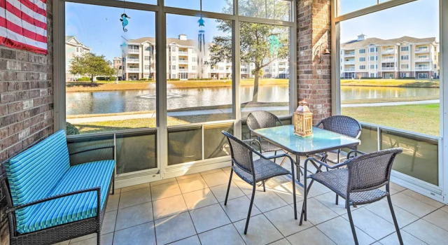 Screened Porch + Golf On-site: Myrtle Beach Condo, Забронировать Апартаменты/квартира Отели Миртл-Бич с парковкой, рядом с PineHills Palmetto at Myrtlewood Golf Club, Парковка