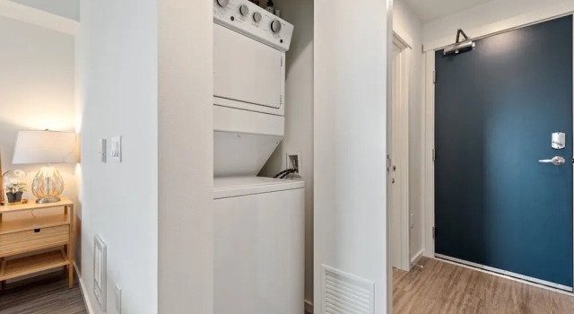 Modern Studio Steps to UW, Забронировать Апартаменты/квартира Сиэтл штат Вашингтон, рядом с Вашингтонский университет