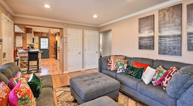 Коттедж Quiet Commack Cottage w/ Pool, 8 Mi to Beach!