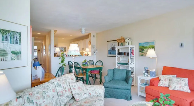 Breezy Oak Bluffs Condo - Steps to Inkwell Beach!, Foglalás Apartman Oak Bluffs Martha's Vineyard