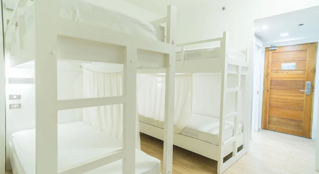 Четырёхместный семейный номер Standard Heroes Hotel