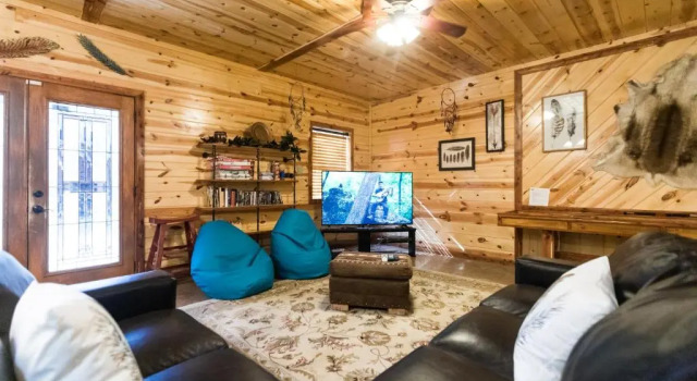 Leaping Lizard Lodge 4 bdrm 3 and a half Bth, Hot tub, Fireplaces, Swing Set, Gameroom, Boek Hotel Hochatown Oklahoma