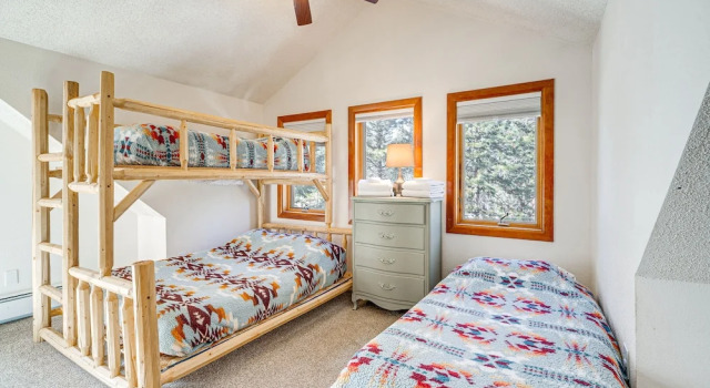 Коттедж с 4 комнатами с балконом Woodland Park Chalet w/ Deck, Grill & Mtn Views!