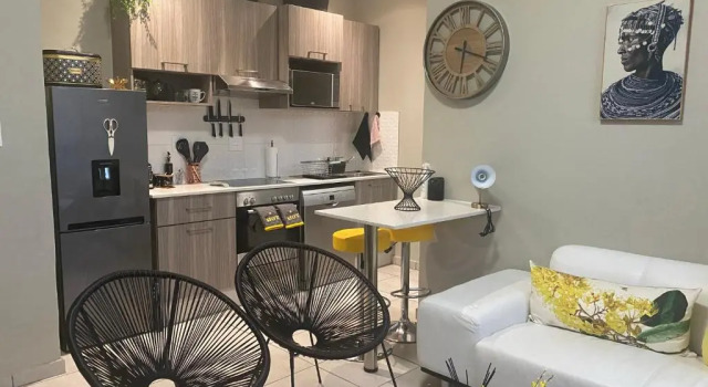Апартаменты Lovely Rosebank 1-bedroom condo with pool & cinema