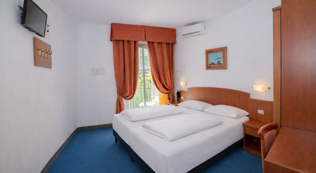 Двухместный номер Standard с балконом и с частичным видом Hotel Garden NEW MANAGEMENT