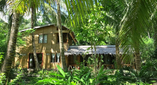 Номер Standard с балконом и с видом на сад Camiguin Volcan Beach Eco Retreat & Dive Resort