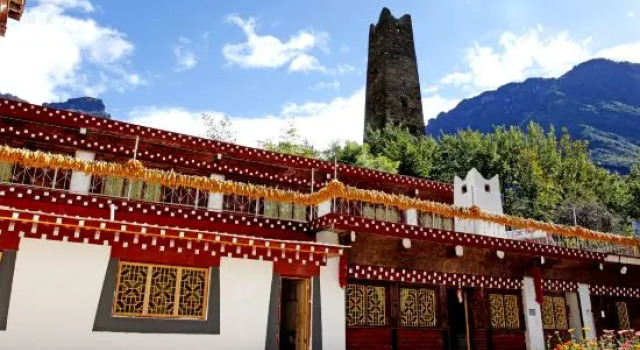 Danba yunshangzangjia Resdrt Hotel, Buchen Sie Hotel Danba Sichuan