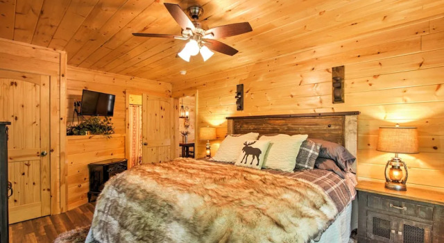 Gatlinburg Cabin w/ Hot Tub: 5 Mi to Downtown