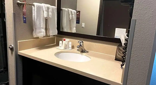 Четырёхместный номер Standard Baymont by Wyndham Grand Rapids Near Downtown