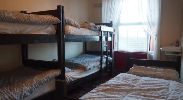 Кровать в общем номере (женский номер) Cashel Holiday Hostel