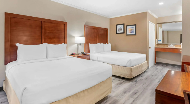 Четырёхместный номер Standard Comfort Inn Santa Monica - West Los Angeles