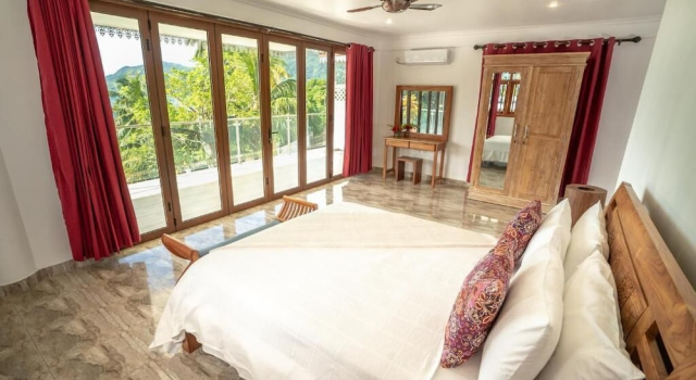 Семейная вилла с видом на океан La Belle Residence Self Catering Accommodation