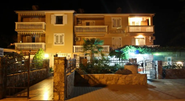 Villa Tiha, Prenota Villa Hotel a Isole Quarnerine con parcheggio, Parcheggio
