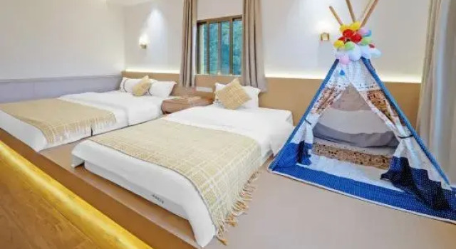 Тент Gratitude Manor Campus Theme Homestay