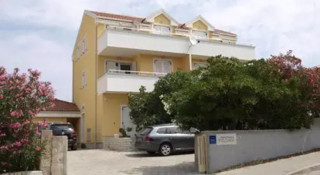 Apartments Pink house, Prenota Appartamento Povljana (Pogliana) 