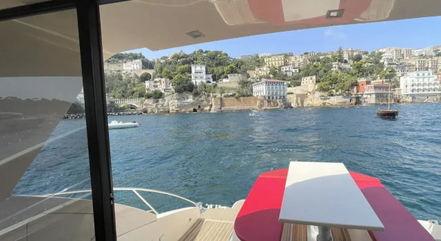 Yacht Lakura 55, Buchen Sie Hotel Hotels in Neapel mit Pool, Schwimmbad
