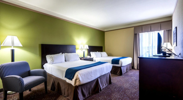 Четырёхместный номер Standard Holiday Inn Express Silver City by IHG