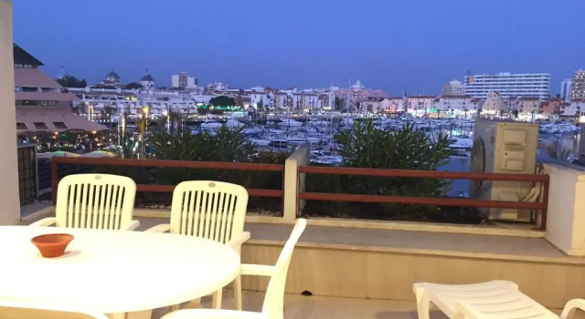 Апартаменты Home Out Luxury Marina Apartment - 2 Bedrooms Sea View