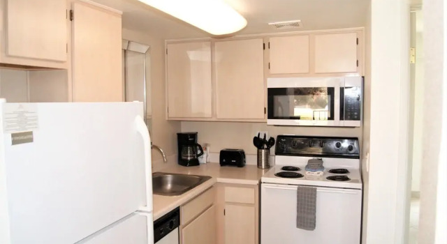 Апартаменты c 1 комнатой 232 Fully Furnished 1BR Suite-Prime Location! by RedAwning