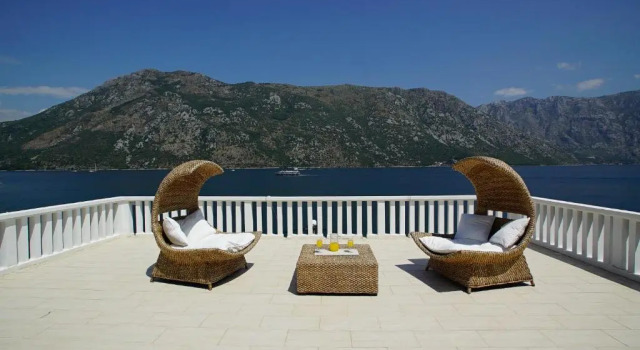 PENTHOUSE STOLIV New SPA-POOL Villa is located 5m from the sea, Exclusive Terrace,Private Jetty wih Sunbeds, Pebble Beach, Secluded location Total area 375m2 at your disposal, Đặt Biệt thự Nhà tranh ở Stoliv, Nhà tranh