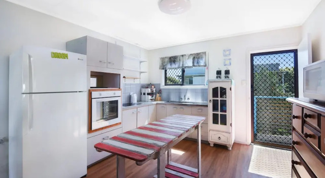 Коттедж Chalet by the Sea, 10 Pelican Street, Peregian Beach