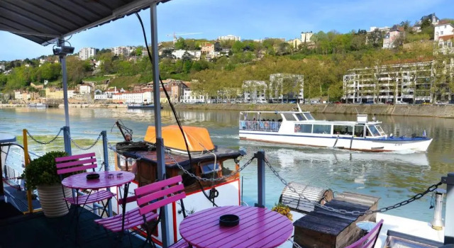 Appartement d'une chambre avec terrasse amenagee et wifi a Lyon B, Rezerwuj Apartament Hotele w Rhône z parkingiem, Parking