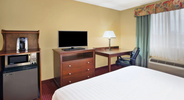 Holiday Inn Express Irwin (PA TPK Exit 67) by IHG, Buchen Sie Hotel Irwin Pennsylvania