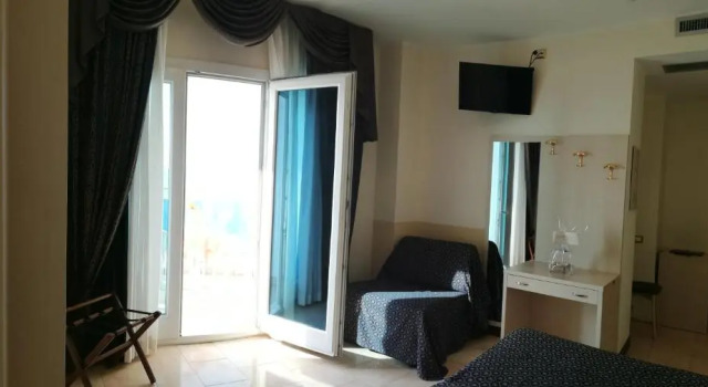 Трёхместный номер с балконом и с видом на море Hotel Caravelle&MiniCaravelle