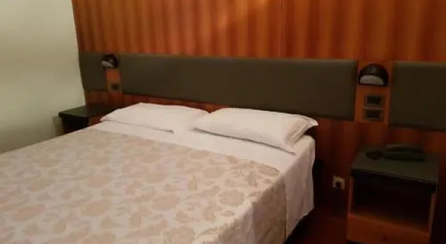 Hotel Ombra, Забронировать Отель Риччоне Побережье Римини, рядом с Парк развлечений «Ольтремаре»