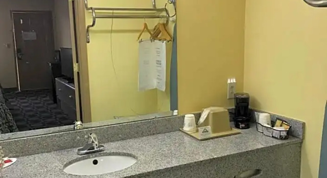 Номер Standard Days Inn by Wyndham Byron