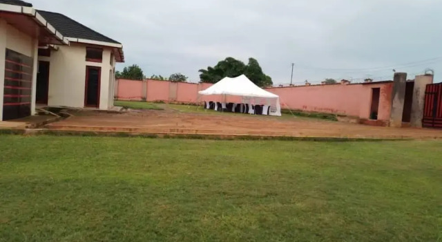 Villa Sleeps 10 With Garden, Boek Villa Vakantiehuizen in Lubumbashi, Cottage