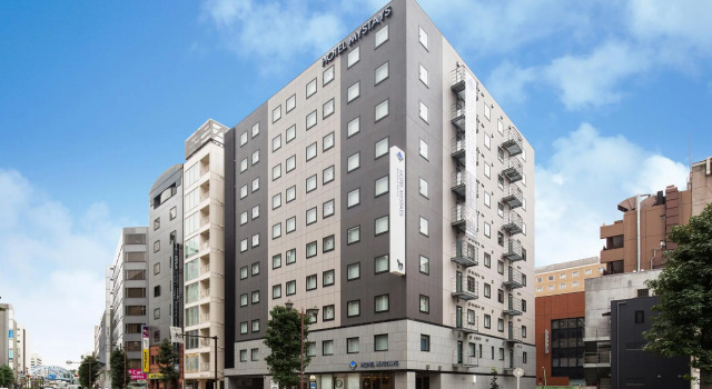Кровать в общем номере HOTEL MYSTAYS Yokohama Kannai