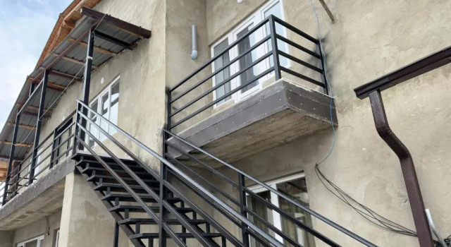 5 Bedrooms House
