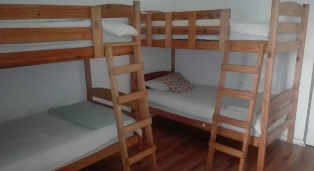Кровать в общем номере Melville House