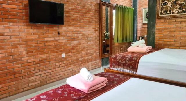 Бунгало Standard Ndalem Suryo Saptono Guest House
