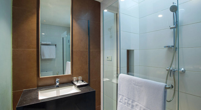 Студия Miers Kuningan, ARTOTEL Curated