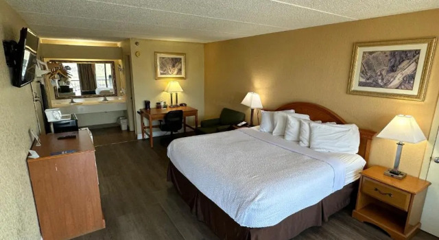 Номер Standard Clarion Inn & Suites near the Leconte Center Pigeon Forge