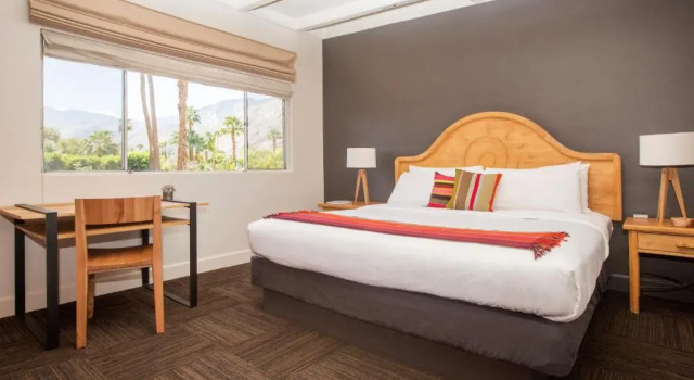 Кровать в общем номере (мужской номер) Santiago Resort - Palm Springs Premier Gay Men’s Resort