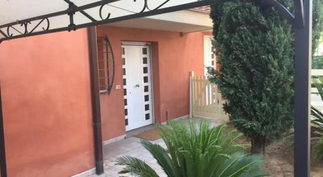 Апартаменты Miramare Beach Apartment
