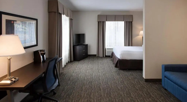 Люкс Holiday Inn Express & Suites East Wichita I-35 Andover by IHG