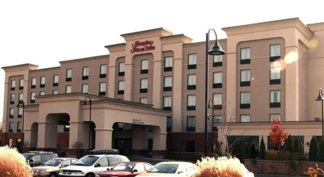 Кровать в общем номере Hampton Inn & Suites Laval