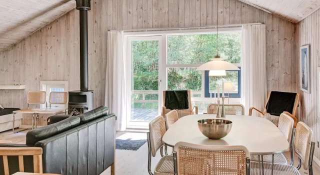 Quaint Holiday Home in NexÃ¸ near Beach, Rezerwuj Hotel Hotele w Nexo z parkingiem, Parking