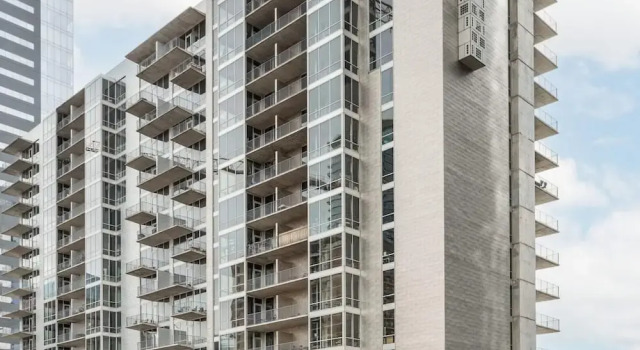 Kasa Spacious 1BD With Private Balcony 2nd Street, Забронировать Апартаменты/квартира Апартаменты Остина, рядом с Концертный комплекс "Палмер", Апартаменты/квартира