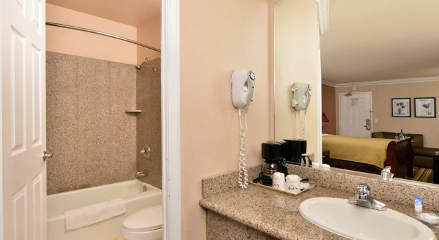Четырёхместный номер Deluxe Inn by the sfo