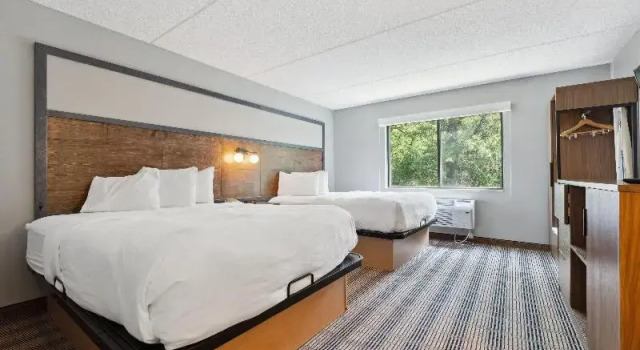 Четырёхместный номер Deluxe с балконом AmericInn by Wyndham Wisconsin Dells